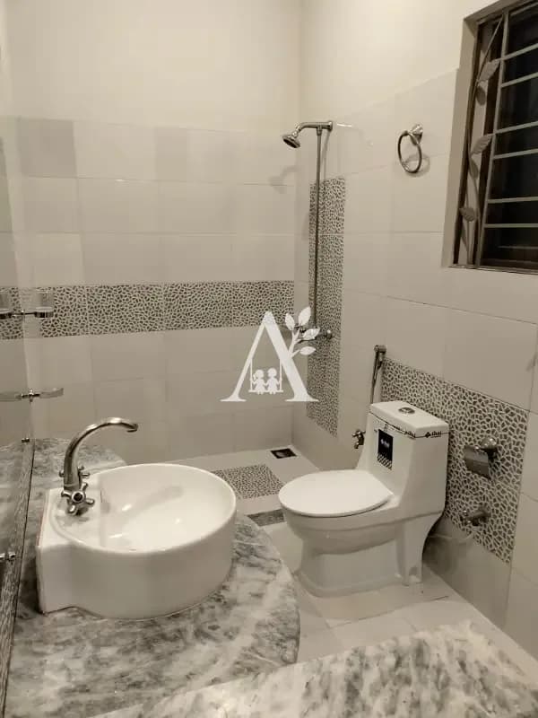 1 Kanal Upper Portion for Rent in F-10 Islamabad | Prime Location | Luxury Living | Spacious House Portion | Family Friendly in F-11, Islamabad photo 3