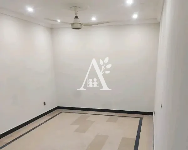 Beautiful Upper Portion available for Rent G-13 Islamabad | Executive Lifestyle | Prime Markaz Location in G-13, Islamabad photo 4